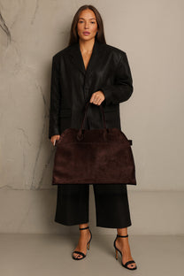 <tc>The Row</tc> 柔軟的 Margaux 17 絨面革包